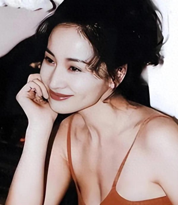 “香港第一情妇”：张艺谋得不到的女人，被黑道殴打到“子宫脱落”？