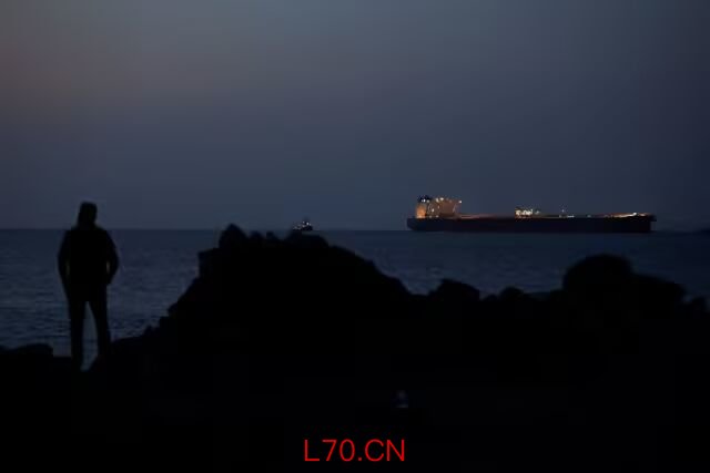 周二，帕纳索斯原油轮停泊在阿曼马斯喀特，因美以与伊朗冲突期间，霍尔木兹海峡的交通量减少。