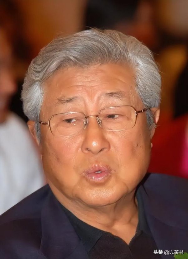 94岁王心刚现状：跟儿子赴美，晚年回北京养老，证明王铁成没说错