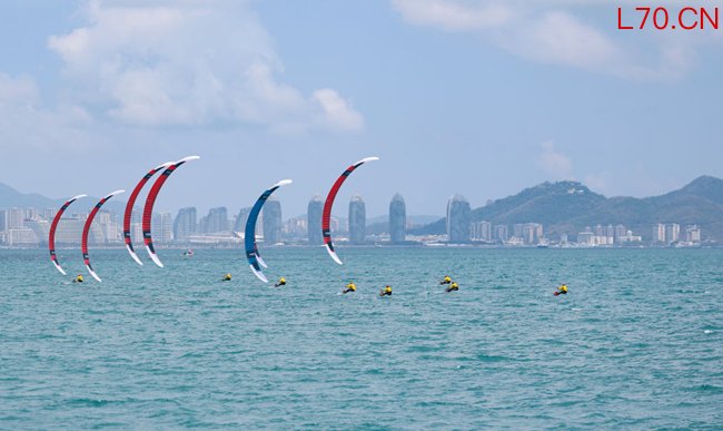 4月27日，第六届亚洲沙滩运动会帆船男子水翼风筝板公开系列赛在海南三亚举行。新华社记者 胡星宇 摄