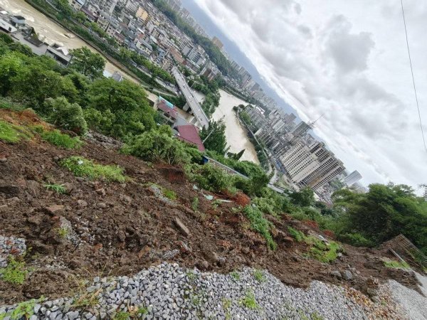 事发恩施州城，128人及时转移，45分钟后6000方山体滑坡