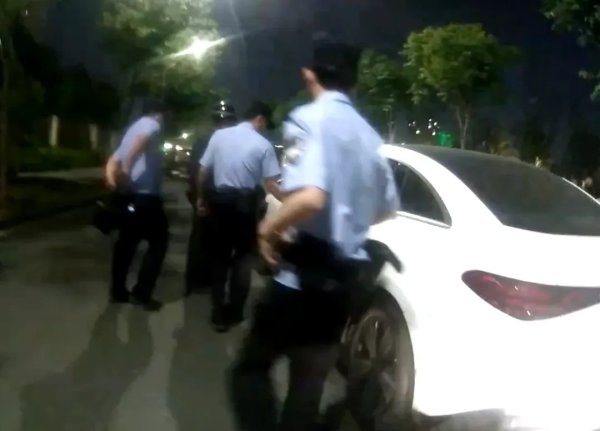 浙江一女子深夜开车回家途中电量耗尽，把车停路边，眼神迷离、神情恍惚，路人果断报警……