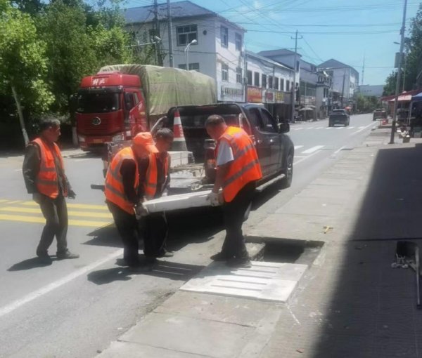 五一我在岗 坚守护畅通——德兴公路养护人坚守一线守平安