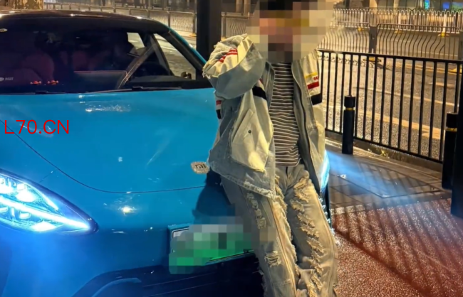 熊孩子掰坏迈巴赫车标 车主：无妨 30元网购车标引发热议
