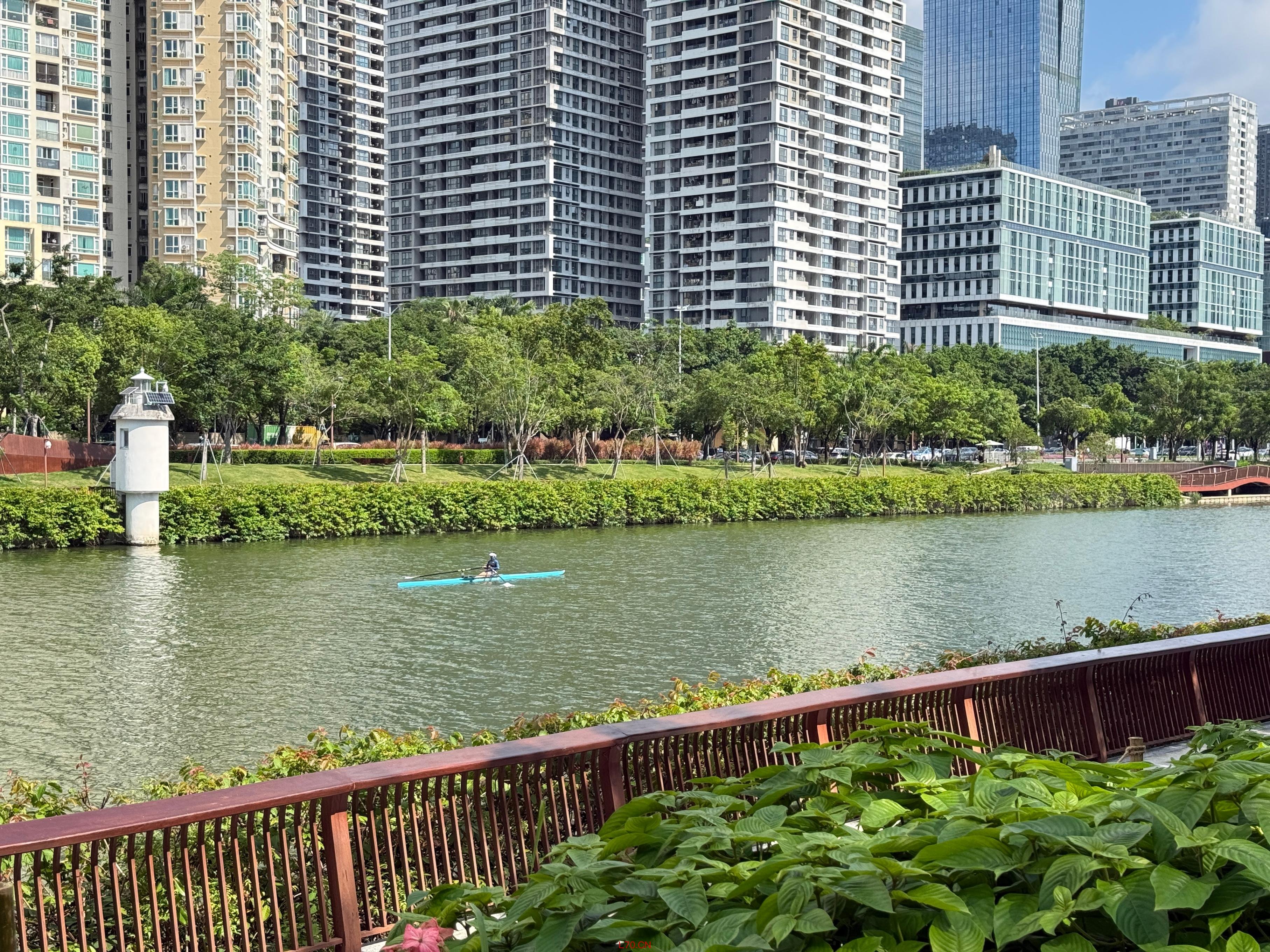 大沙河上市民划单人单桨。人民网记者 欧阳易佳摄