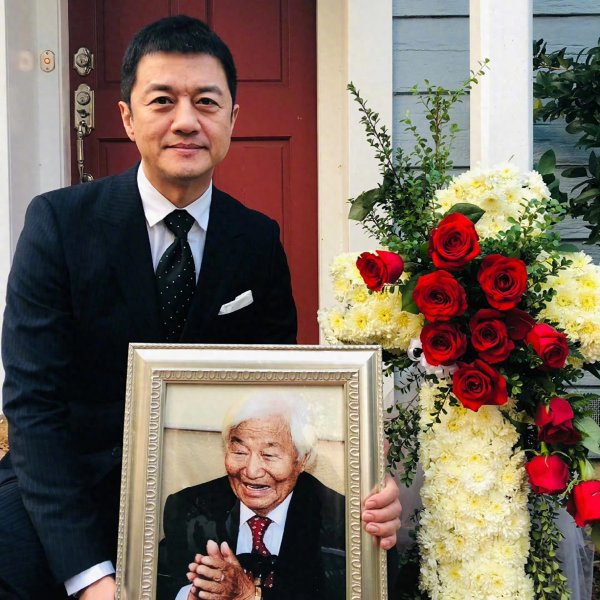 2018年, 李亚鹏在外公凌照华的葬礼留影, 母亲和他曾失联近40年