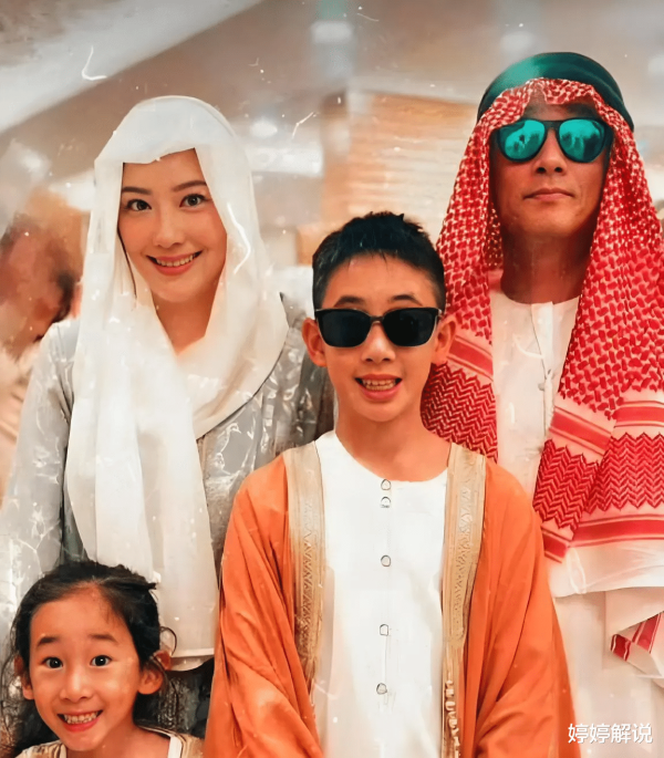 全家户口本神秘“大换血”! 陈小春夫妇2021年的秘密操作, 如今才被读懂